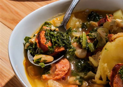 מרק תפוחי אדמה עם נקניקיות צ'וריסו וקייל