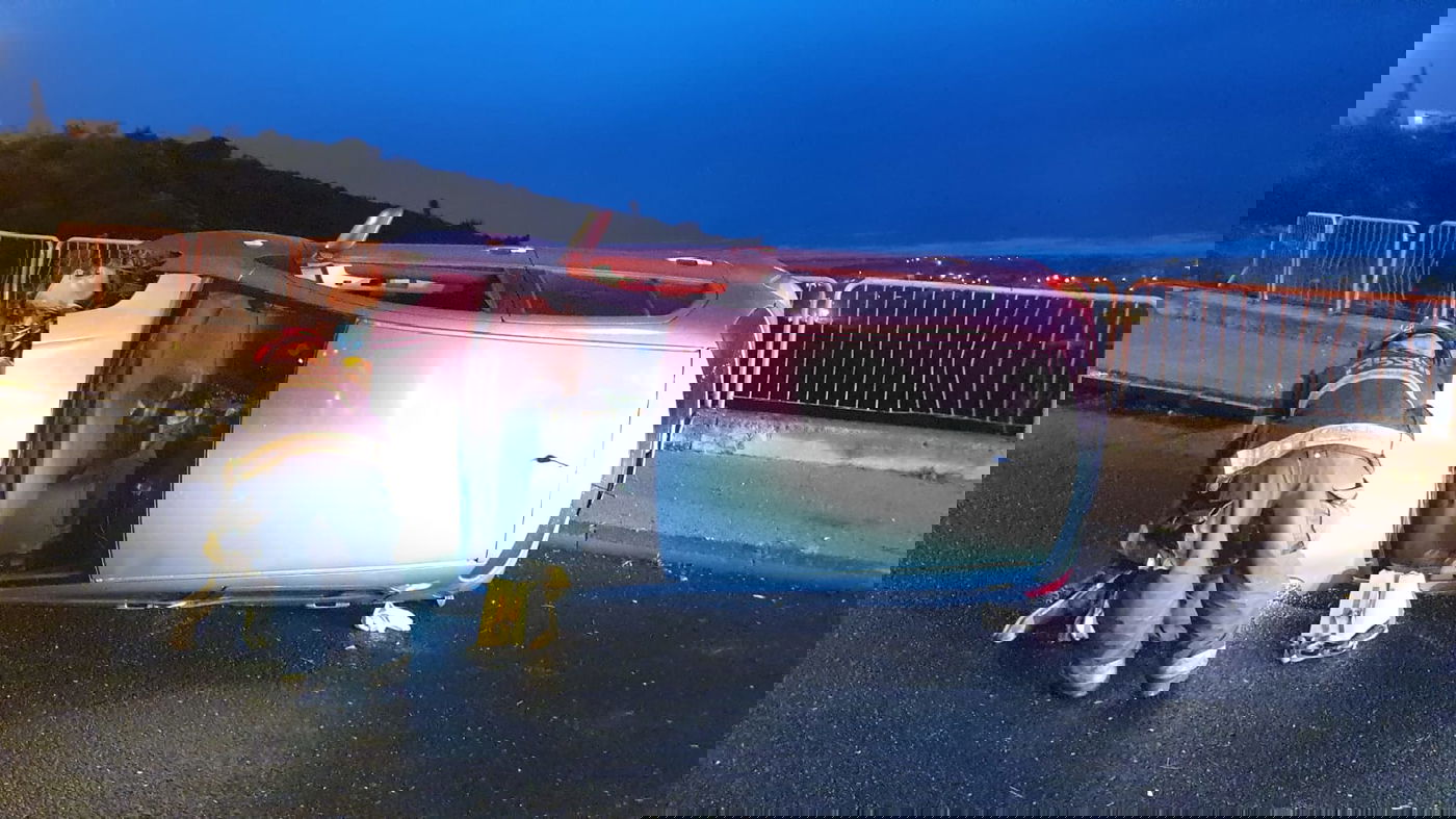 הרכב התהפך על הצד, כך הנהג חולץ; תיעוד