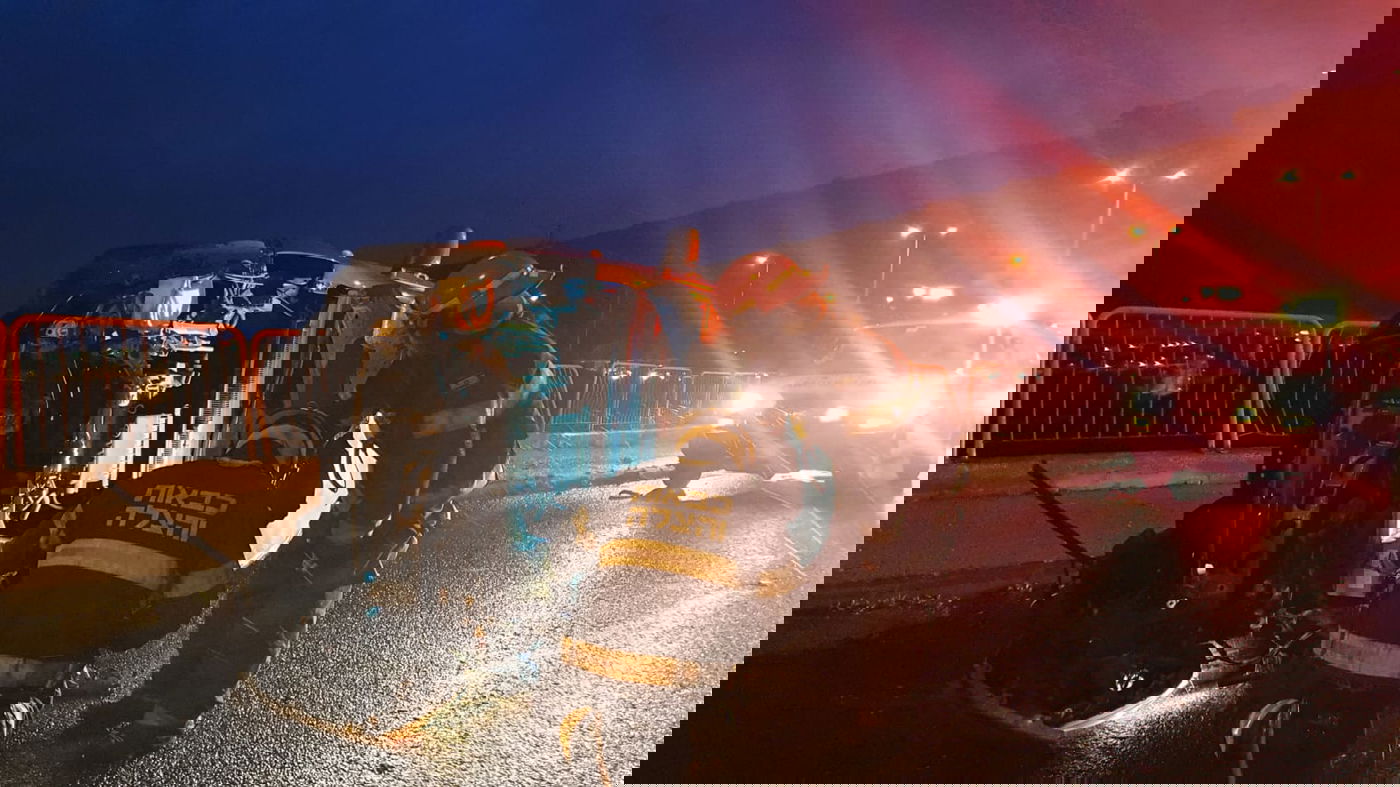 הרכב התהפך על הצד, כך הנהג חולץ; תיעוד