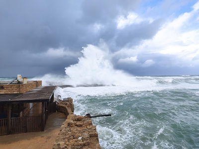 וואו! הגלים הסוערים בגן הלאומי קיסריה