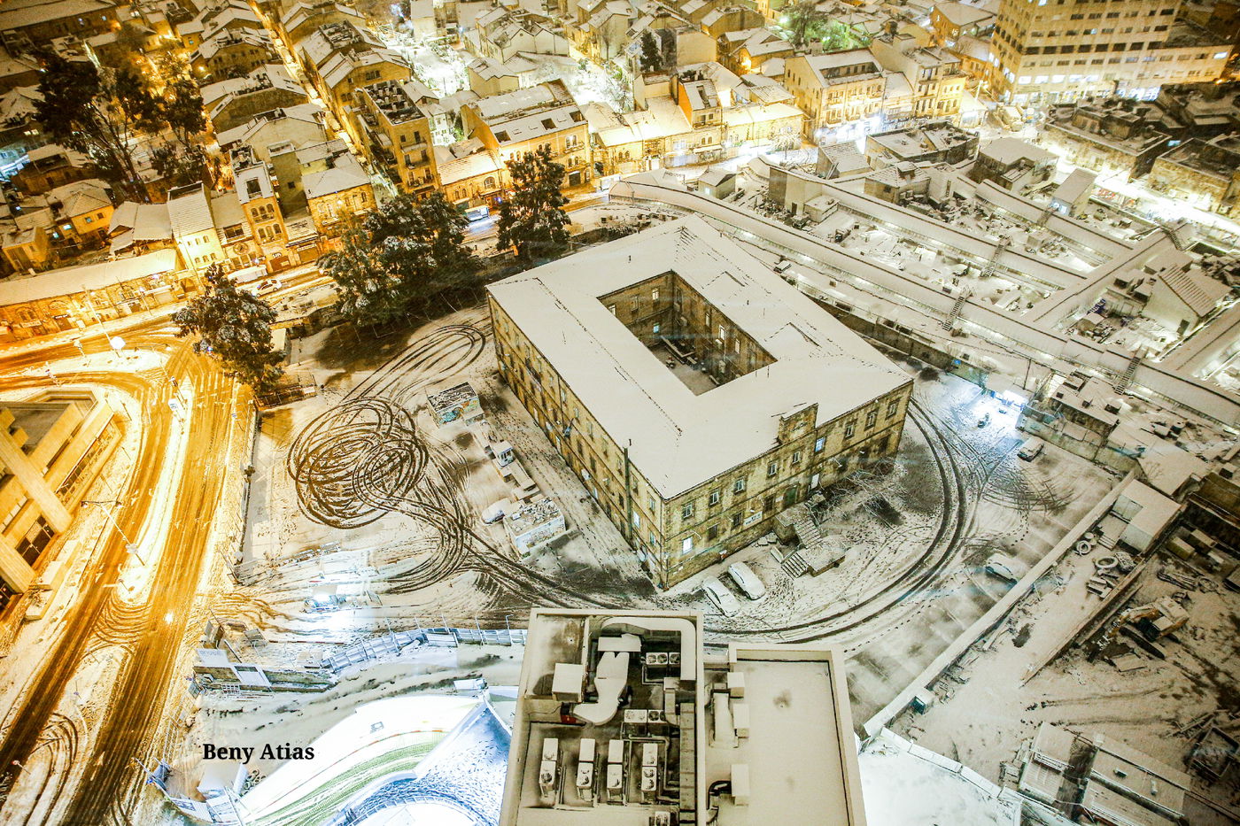 השלג בצמרות העצים ובכבישי הבירה; צפו