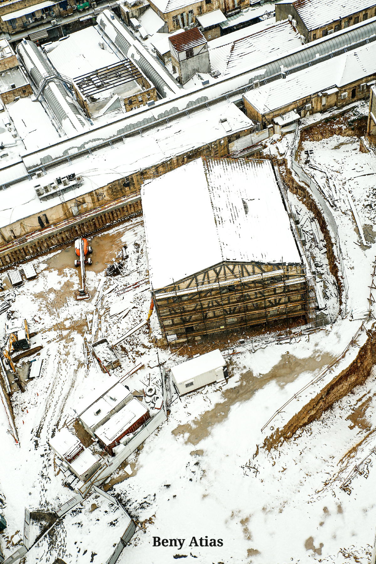 השלג בצמרות העצים ובכבישי הבירה; צפו