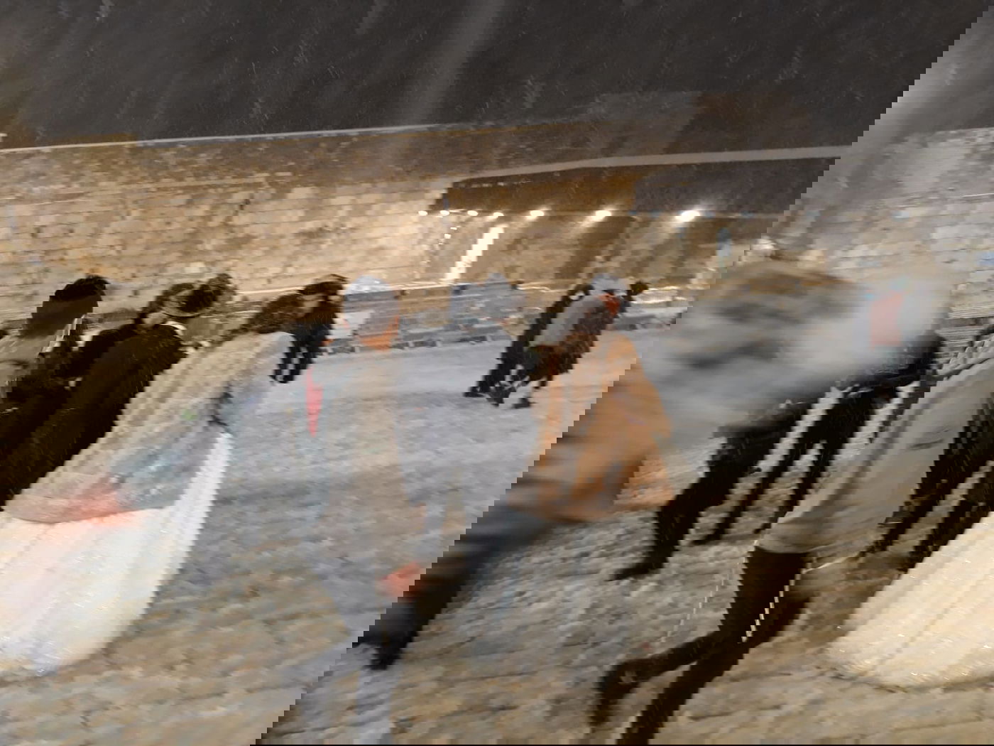 לאחר חצות: החתן והכלה הגיעו לשלג בכותל המערבי