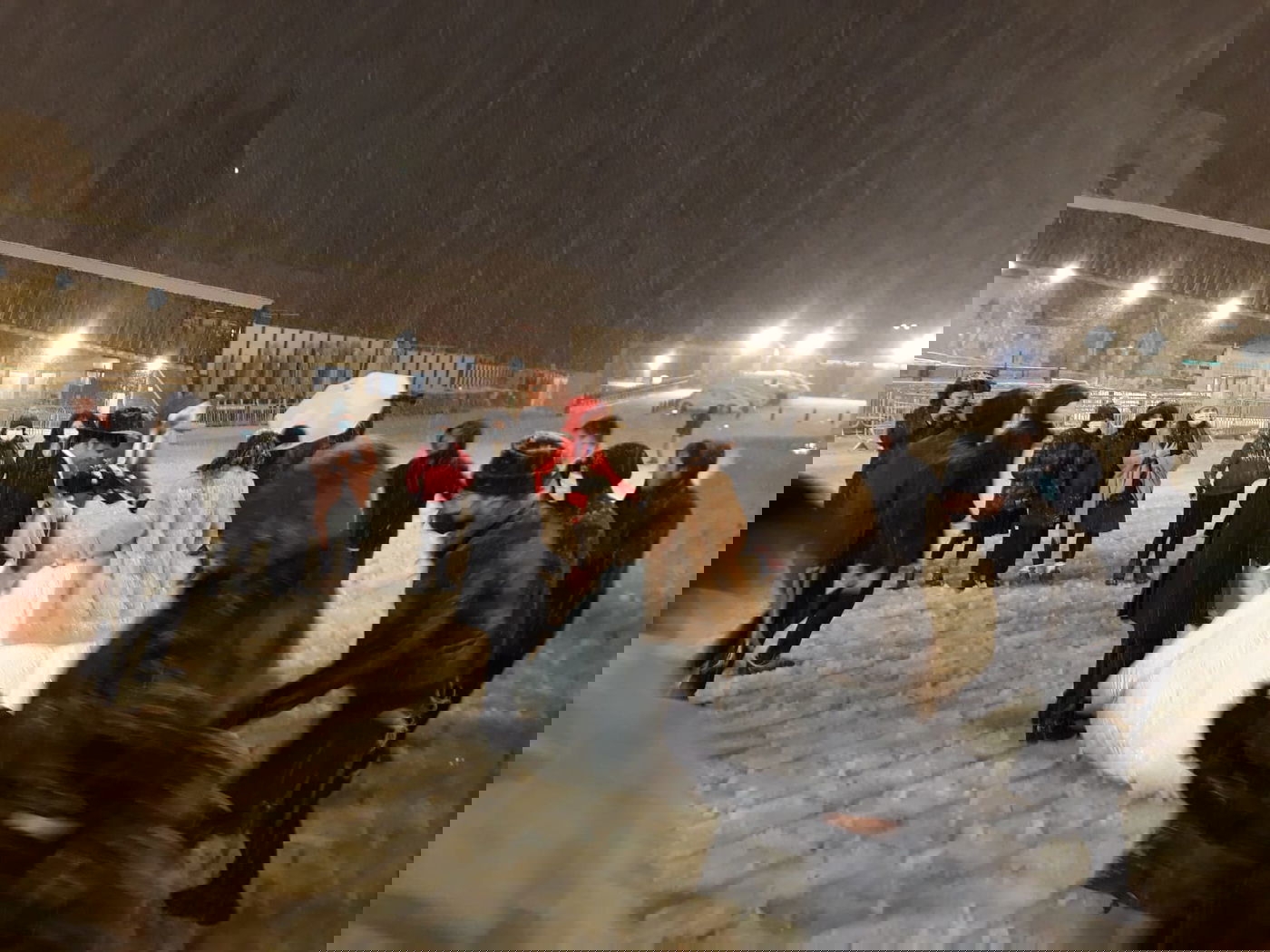 לאחר חצות: החתן והכלה הגיעו לשלג בכותל המערבי