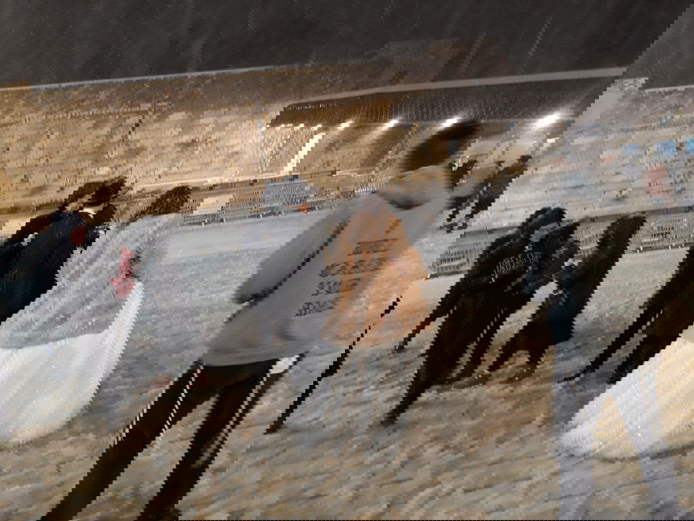 לאחר חצות: החתן והכלה הגיעו לשלג בכותל המערבי