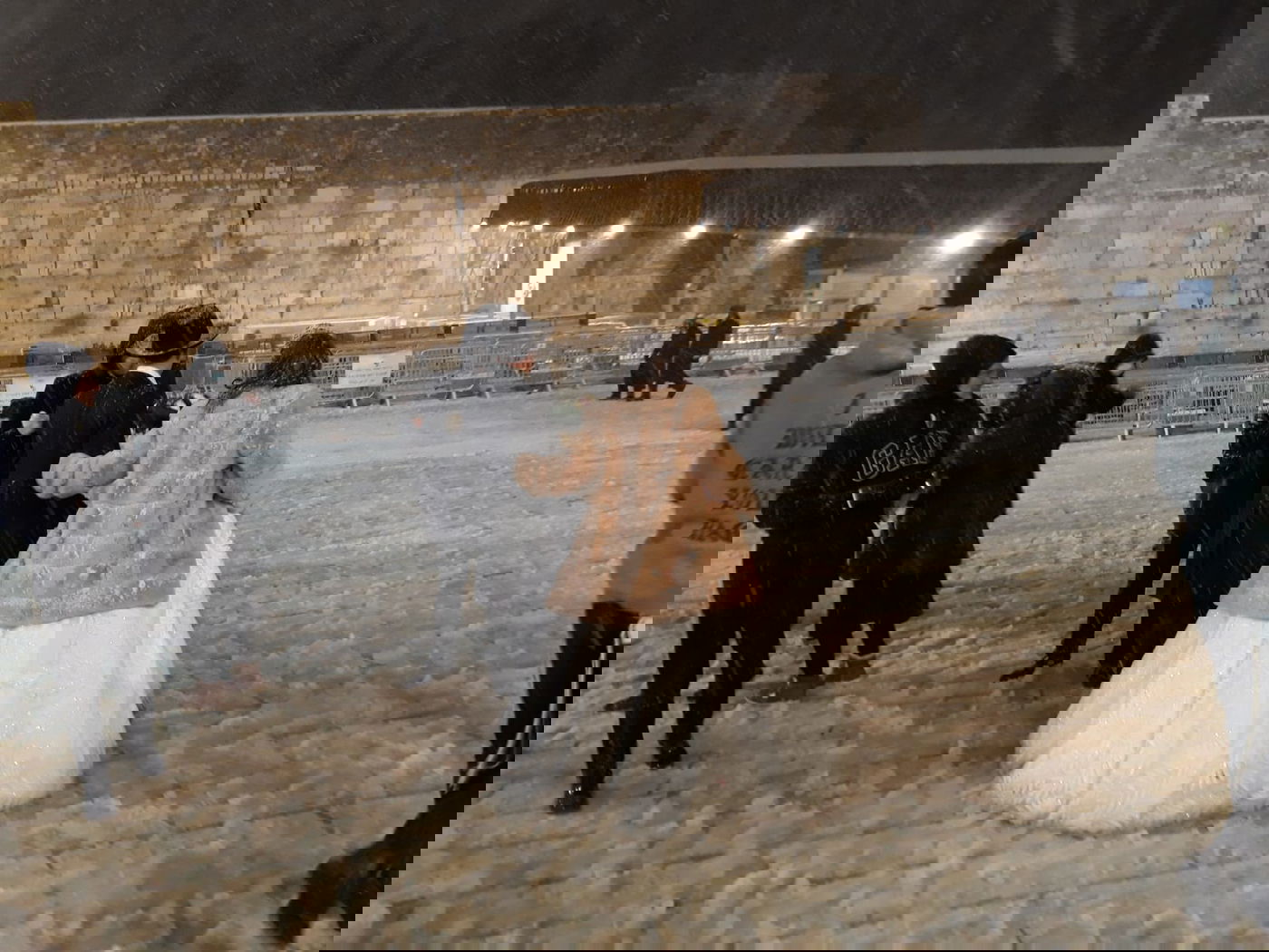 לאחר חצות: החתן והכלה הגיעו לשלג בכותל המערבי