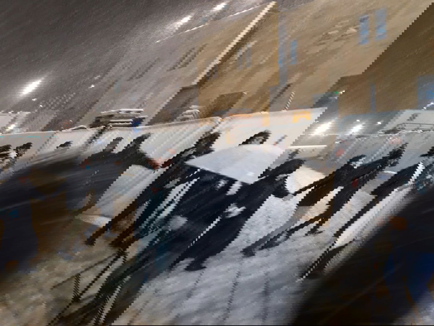 לאחר חצות: החתן והכלה הגיעו לשלג בכותל המערבי