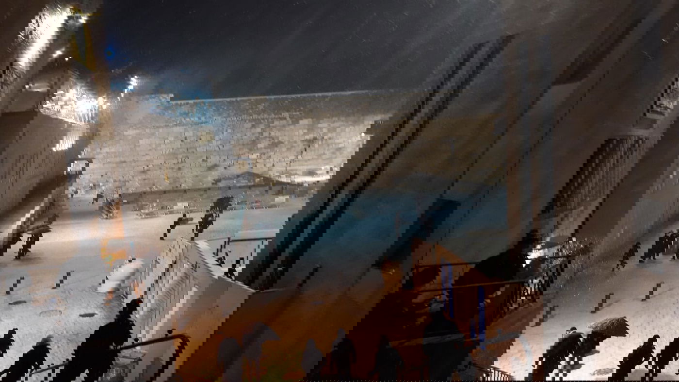 לאחר חצות: החתן והכלה הגיעו לשלג בכותל המערבי