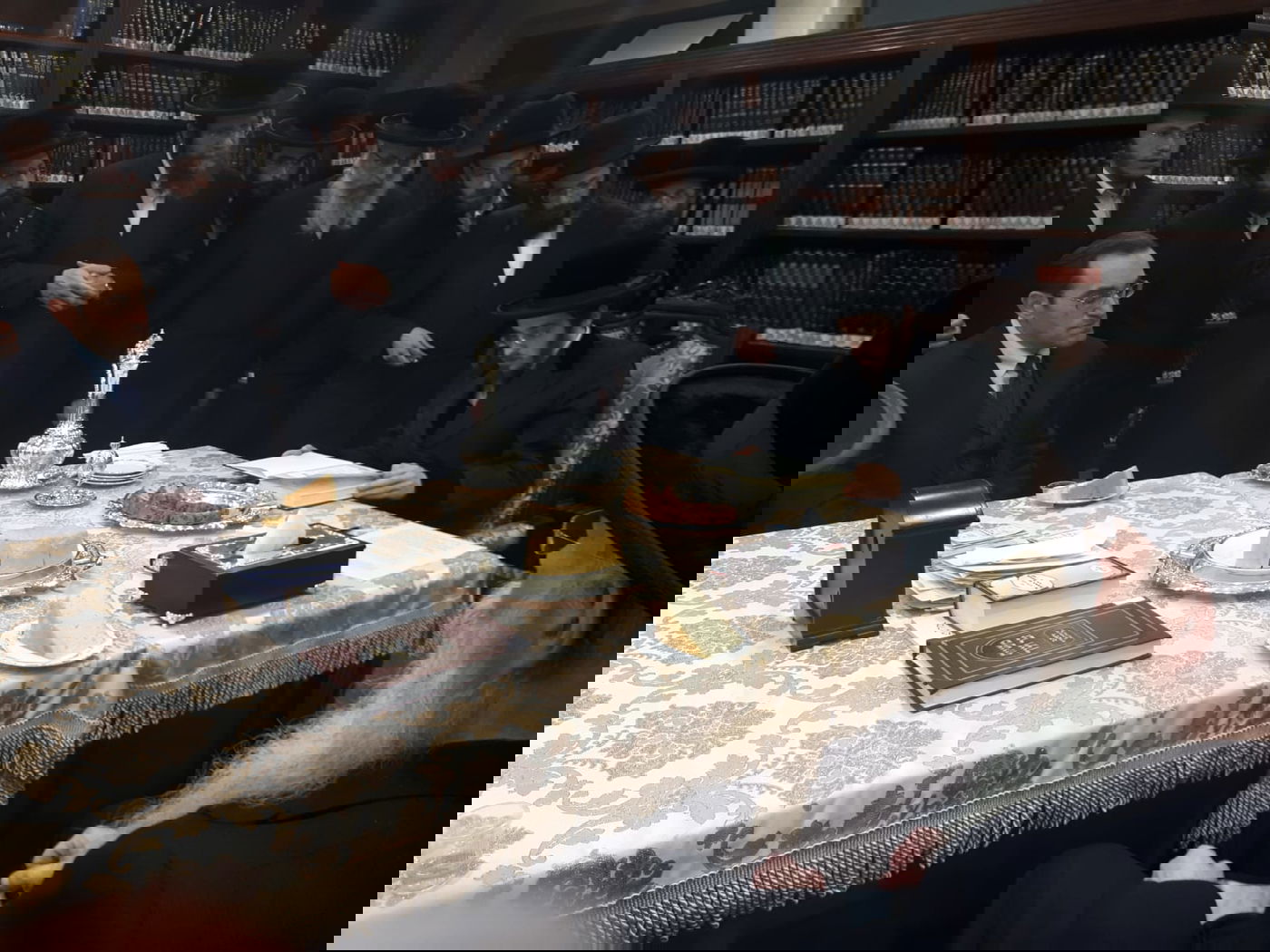 מעמד 'לחיים טיש' בבית האדמו"ר מסאדיגורה