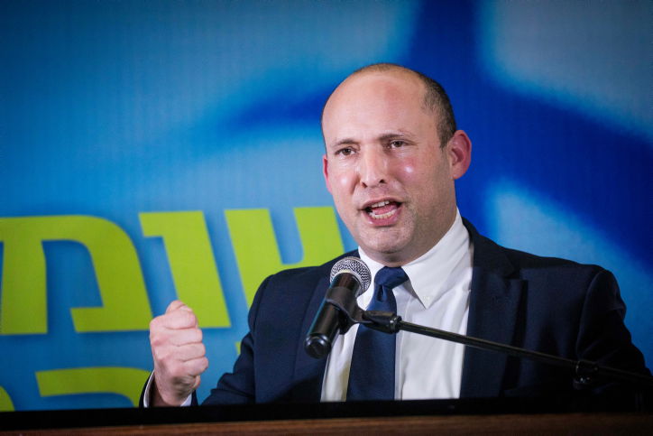 בנט יוצא להגנת חב"ד - ותוקף את יאיר לפיד