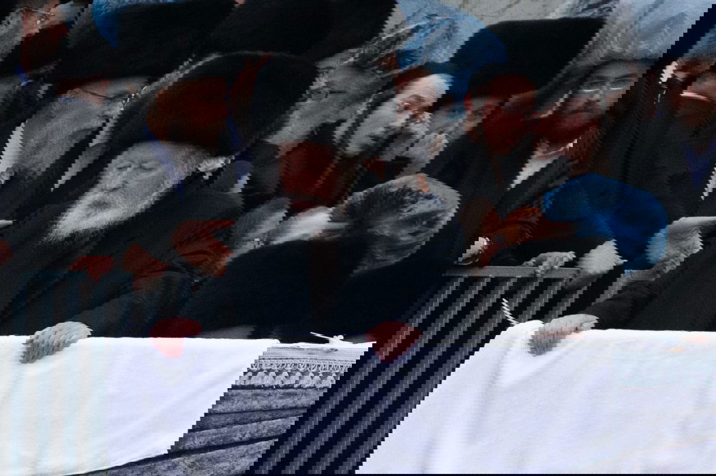 התרגשות בחצה"ק גור: הרבי יצא ל30 שניות