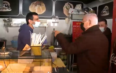 אור עקיבא: ראש הממשלה ביקר בדוכן פלאפל