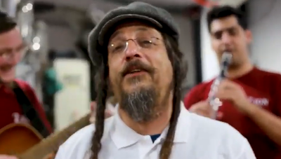 מיילך קאהן בסינגל פורימי: "נכנס יין"