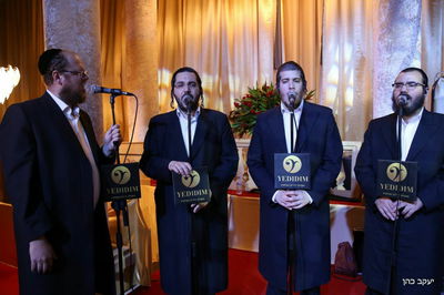 'ידידים' מארחים את דודי קנופלר ו'שיר ושבח' במחרוזת פורים