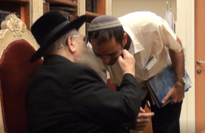 הנשיקה של מרן לגיבור שחיסל את המחבל