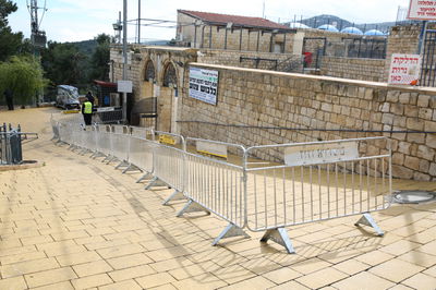 רבה של מירון מוחה על סגירת ציון הרשב"י