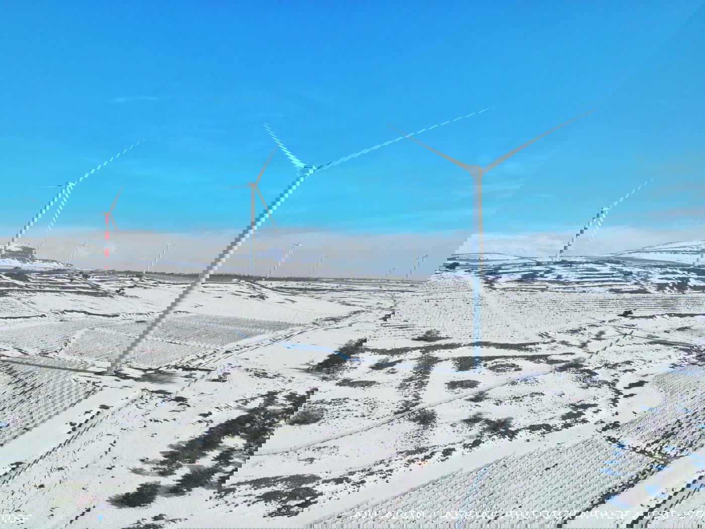 תמונות רחפן: השלג עדיין מכסה את הצפון