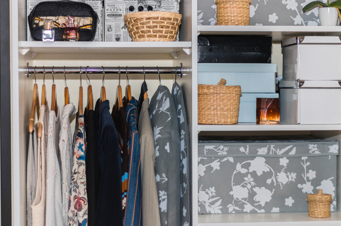 הגודל לא קובע: כיצד לסדר ארון קטן שיכיל פשוט הכל