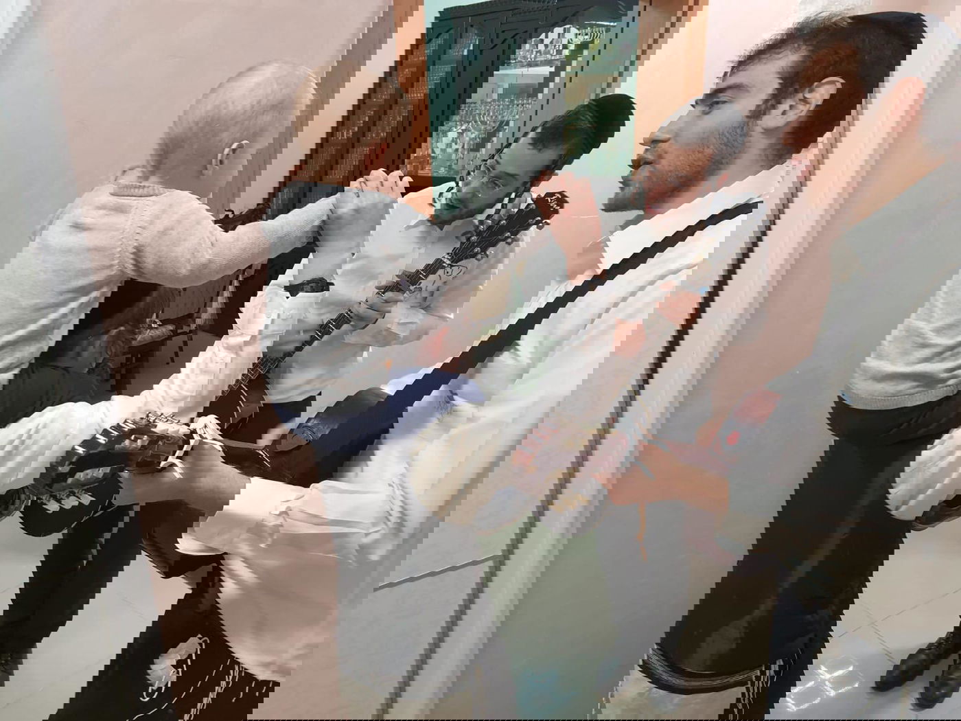 המשמחים של רחשי לב וארי היל - שימחו בבתי הילדים החולים; תיעוד