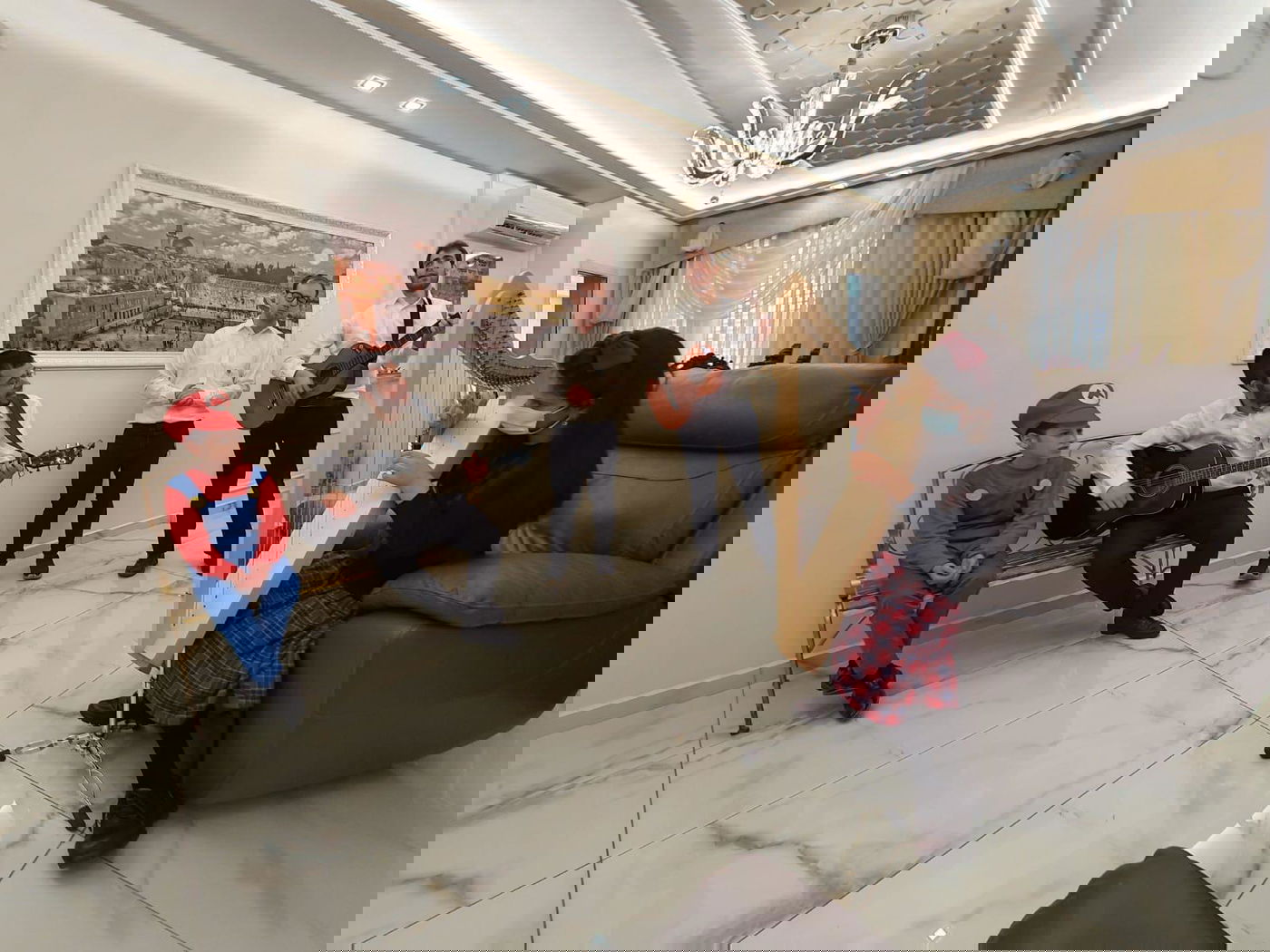 המשמחים של רחשי לב וארי היל - שימחו בבתי הילדים החולים; תיעוד