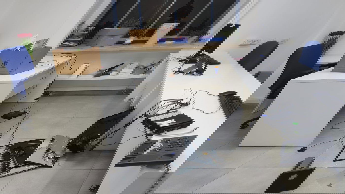 מפגינים נגד הרכבת ביצעו וונדילזם בבניין עיריית ירושלים