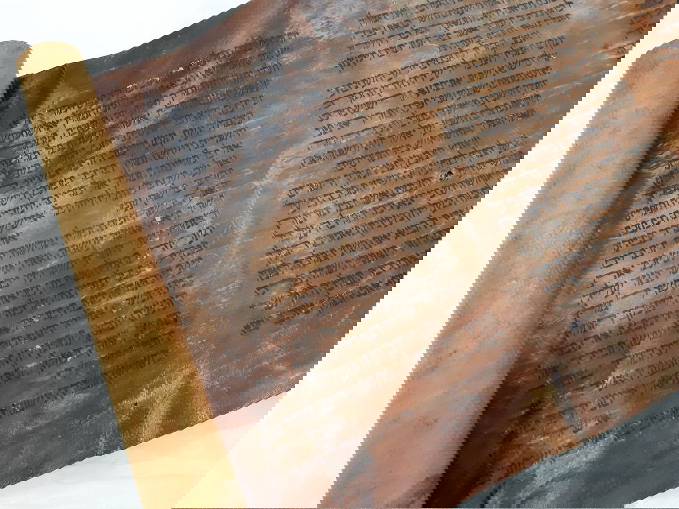 נדיר: מגילת אסתר ספרדית הכתובה על עור בכתב יד