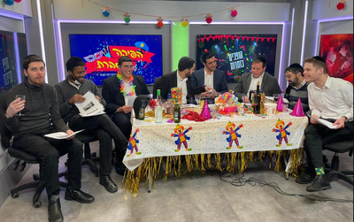 חפץ בכיכרו - כתבי ועורכי כיכר השבת משתעשעים באולפן