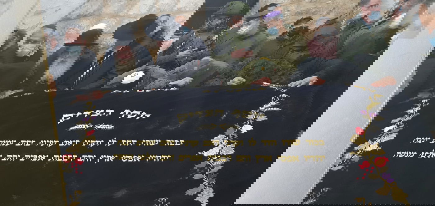 האדמו"ר, הרב והשרה נכנסו לקבר יוסף; צפו