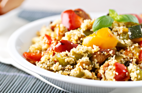 קוסקוס מרוקאי עם ירקות קלויים, חומוס ושקדים