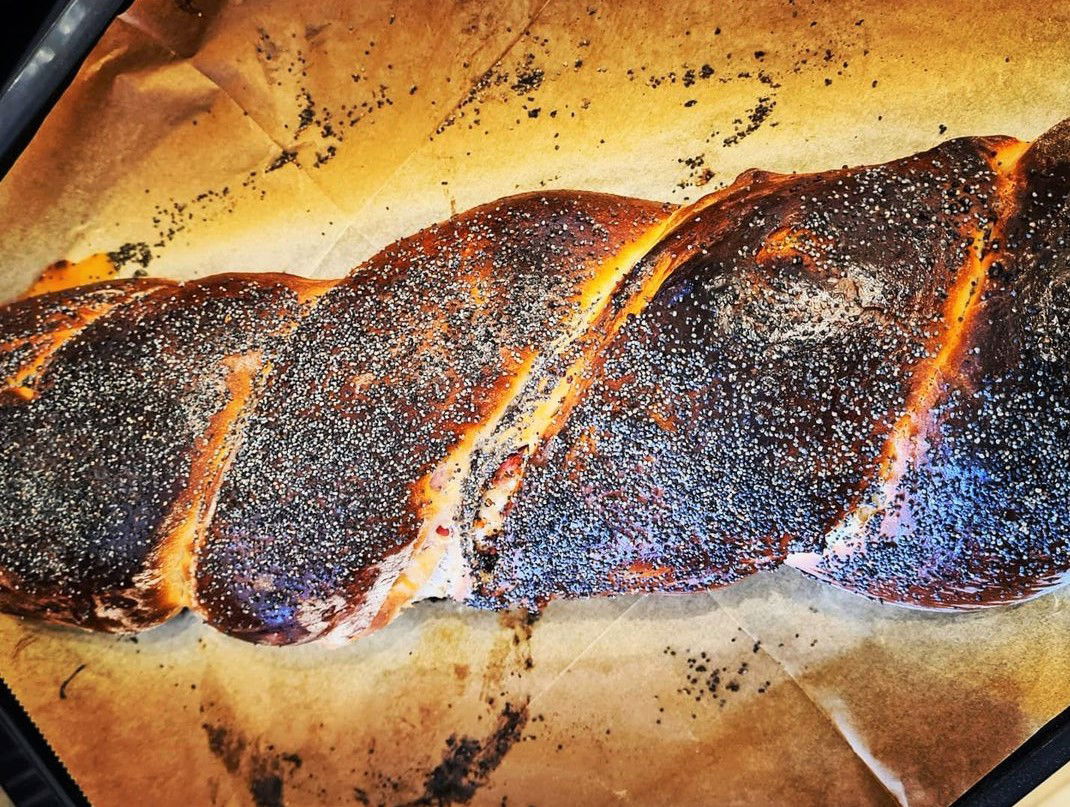 חלה ממולאת בפסטרמה וחרדל