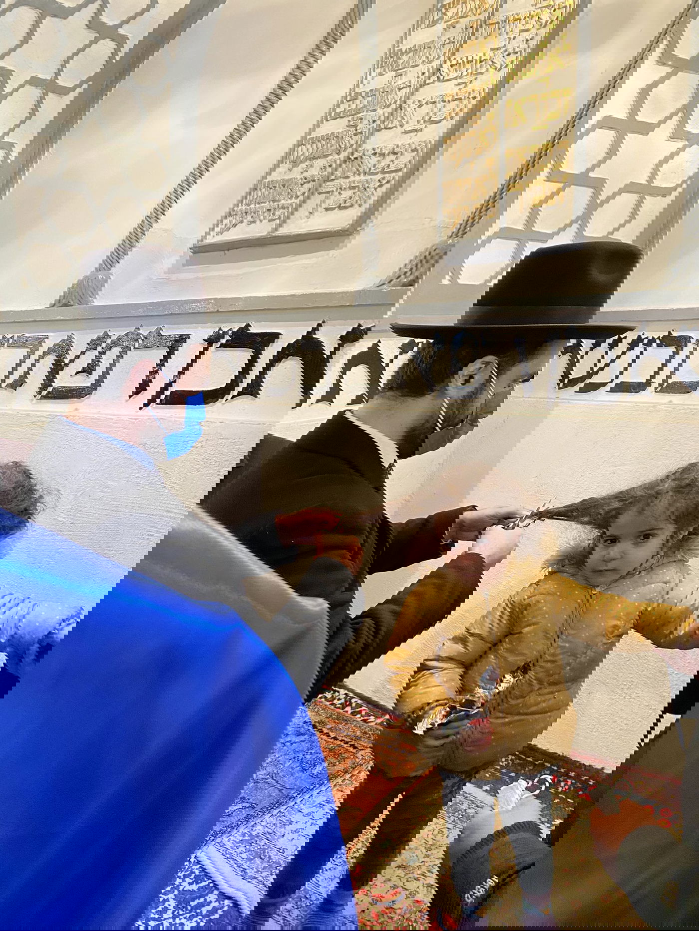 כך נקראה המגילה בקברם של מרדכי ואסתר