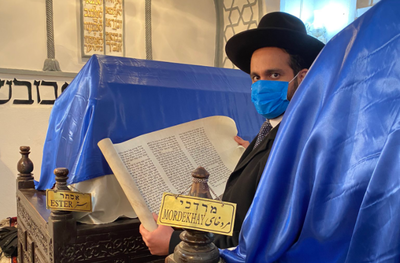 כך נקראה המגילה בקברם של מרדכי ואסתר