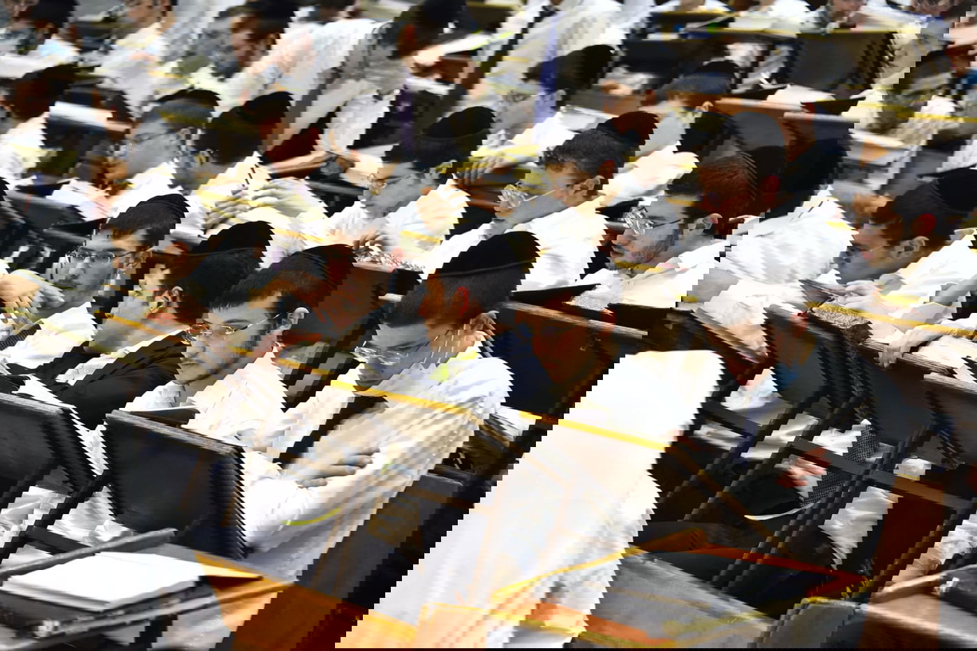 מרגש: סדר לימוד ליל פורים בישיבת פוניבז'