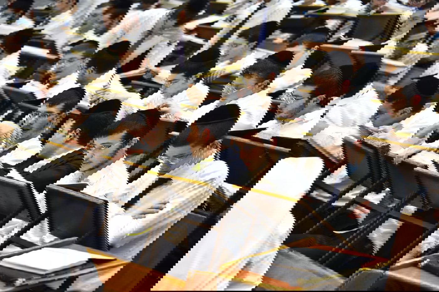 מרגש: סדר לימוד ליל פורים בישיבת פוניבז'