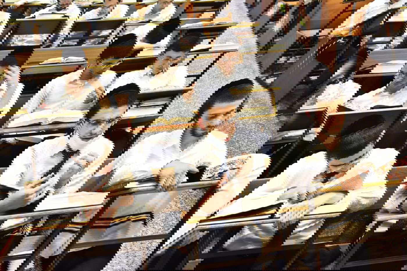 מרגש: סדר לימוד ליל פורים בישיבת פוניבז'