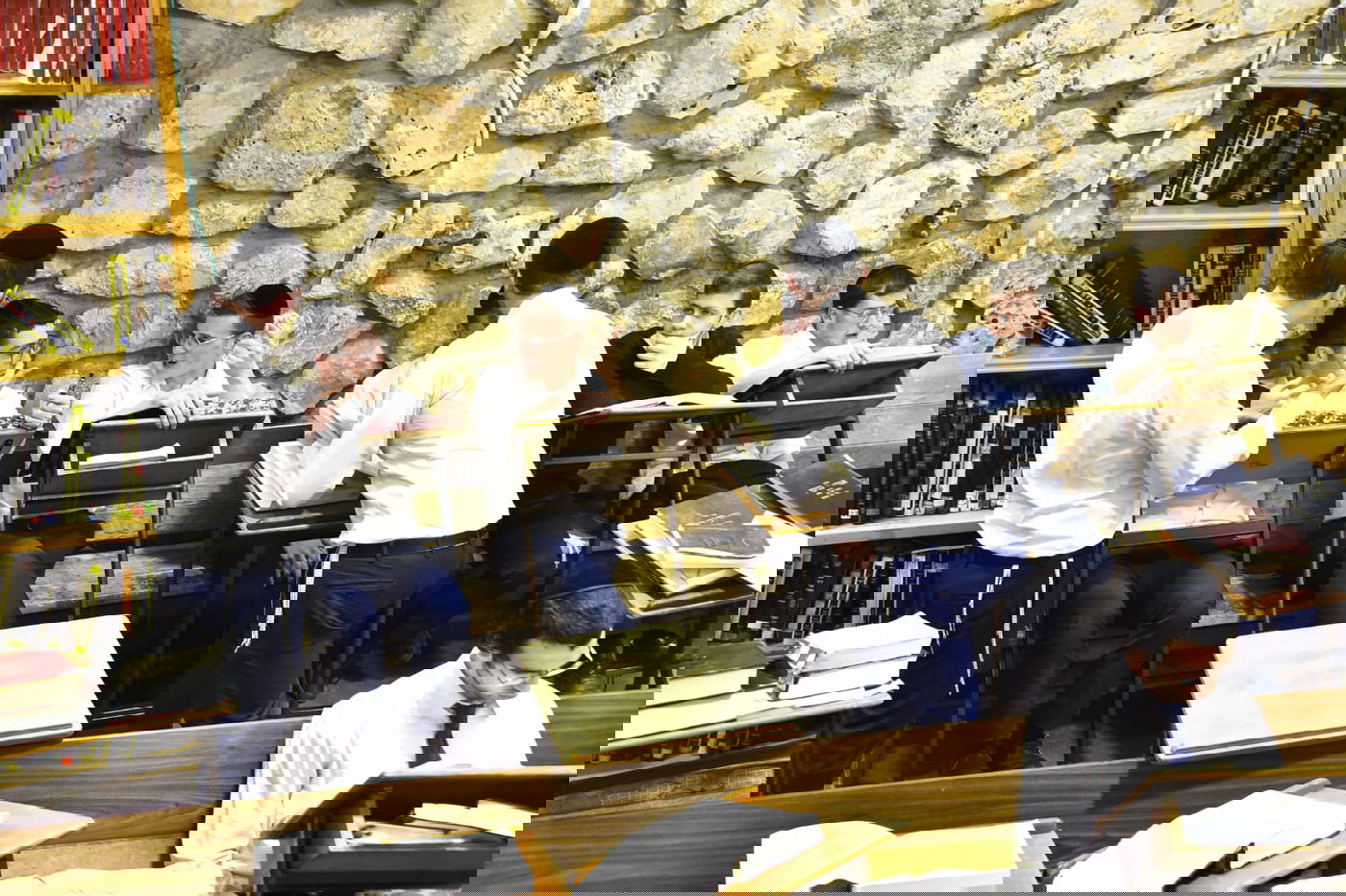 מרגש: סדר לימוד ליל פורים בישיבת פוניבז'