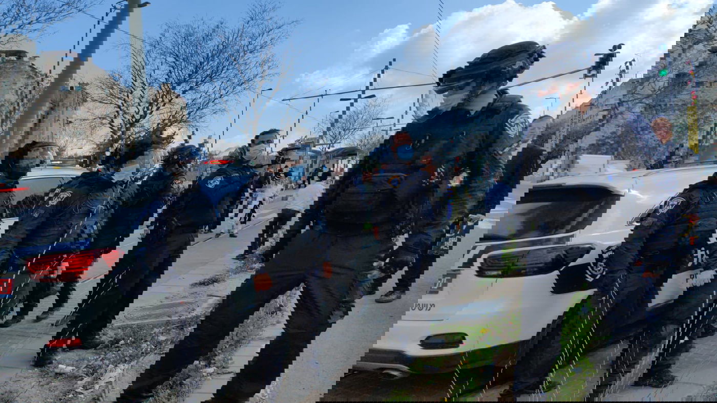 בובת שוטר נתלתה בשכונת בית ישראל - והוסרה על ידי שוטרים; תיעוד