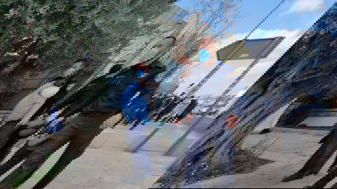 בובת שוטר נתלתה בשכונת בית ישראל - והוסרה על ידי שוטרים; תיעוד