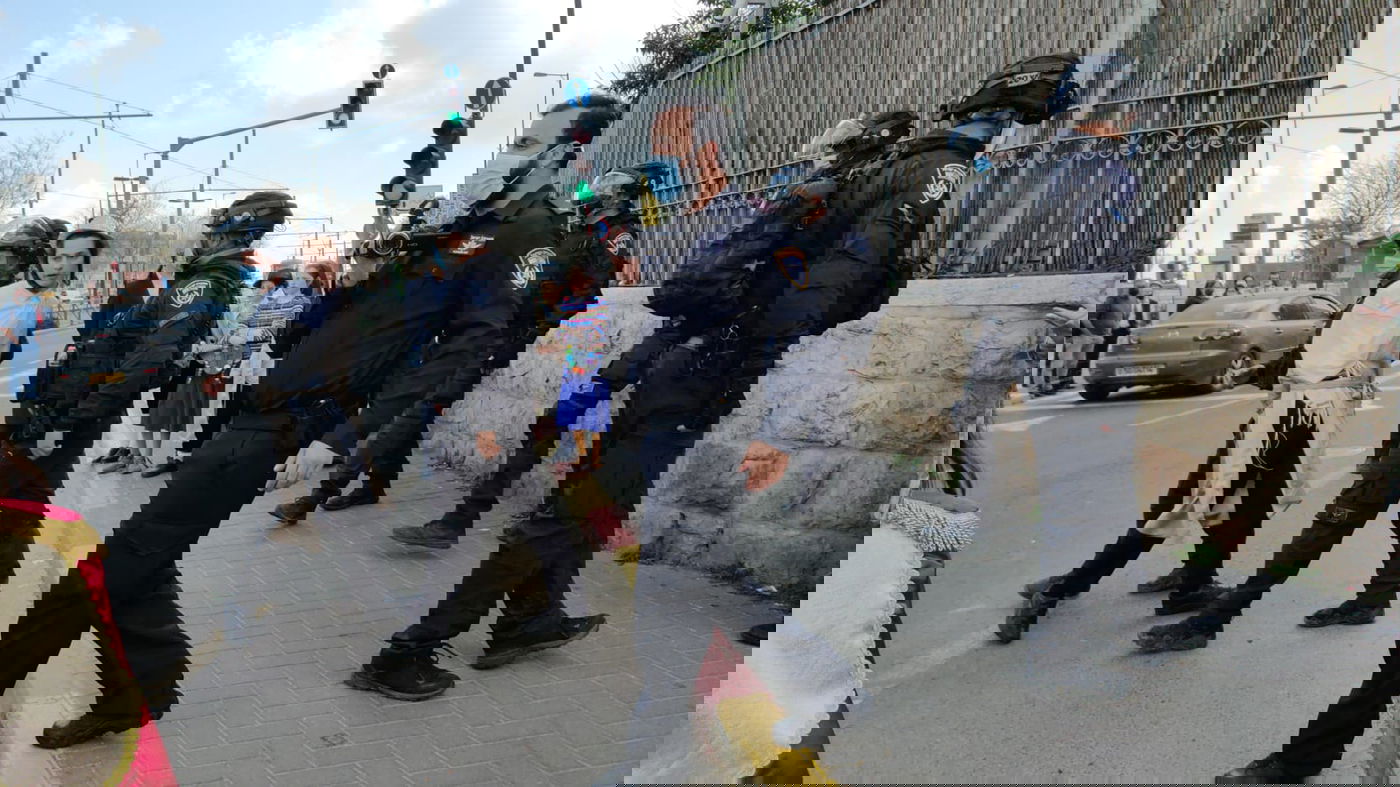 בובת שוטר נתלתה בשכונת בית ישראל - והוסרה על ידי שוטרים; תיעוד