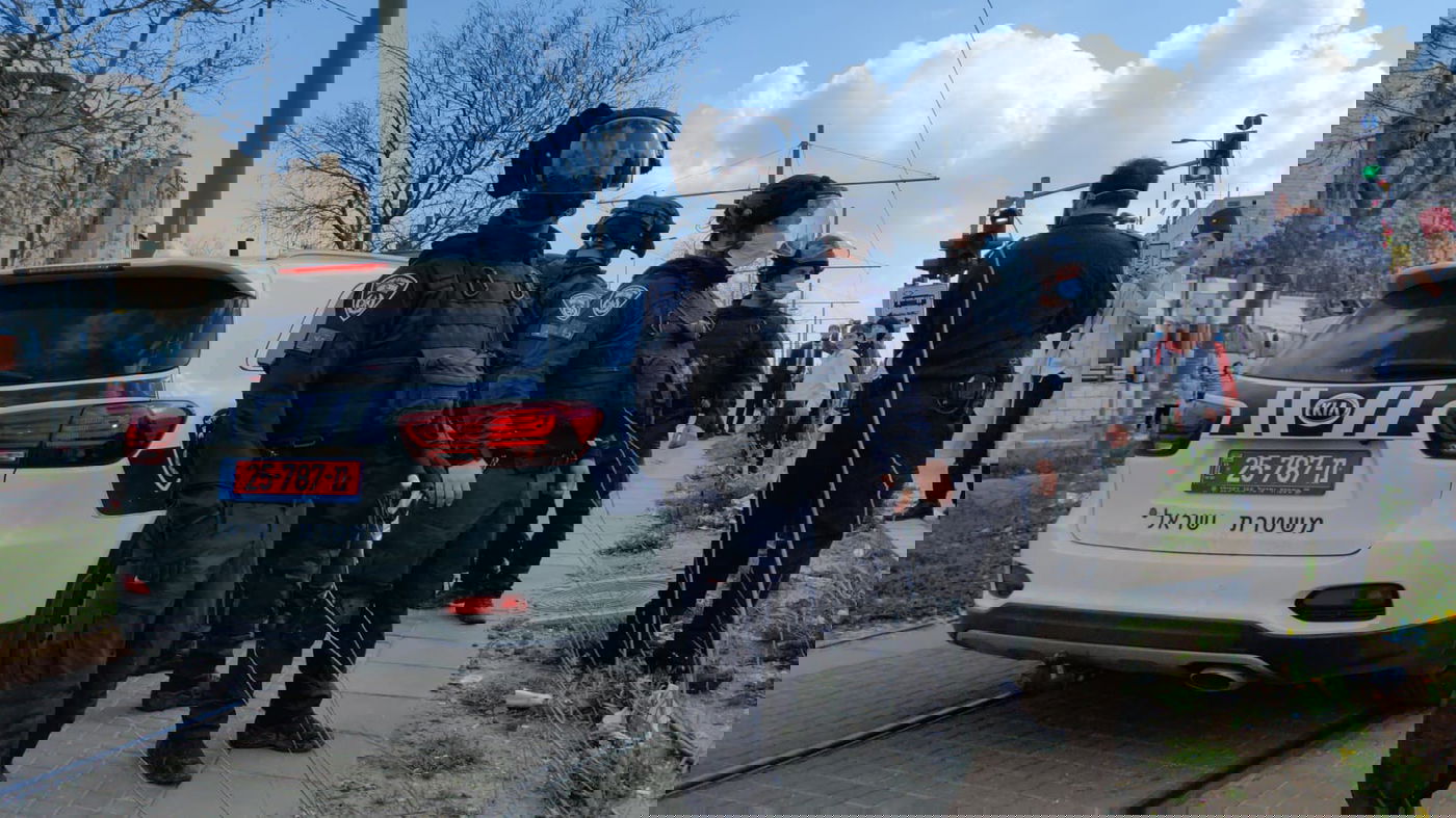 בובת שוטר נתלתה בשכונת בית ישראל - והוסרה על ידי שוטרים; תיעוד