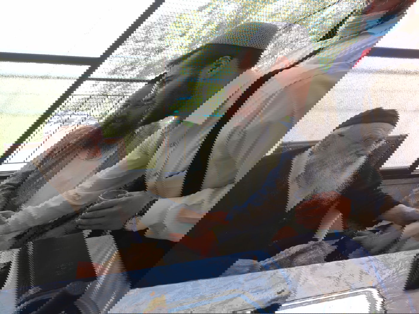 פורים במחיצת זקן תלמידי החזון איש • צפו