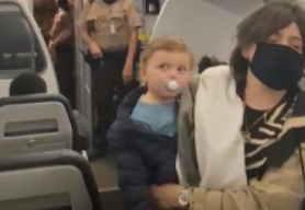 חרדים הורדו ממטוס בגלל פעוט ללא מסכה