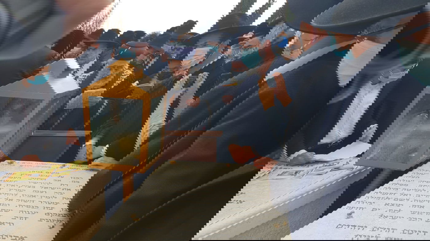 צפו: המונים באשכבה לזקן הראשונים לציון