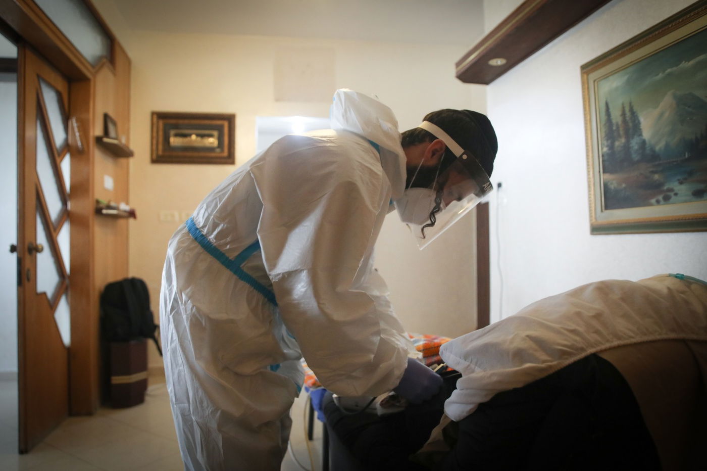 כך מתבצע הטיפול הביתי לחולי קורונה • צפו