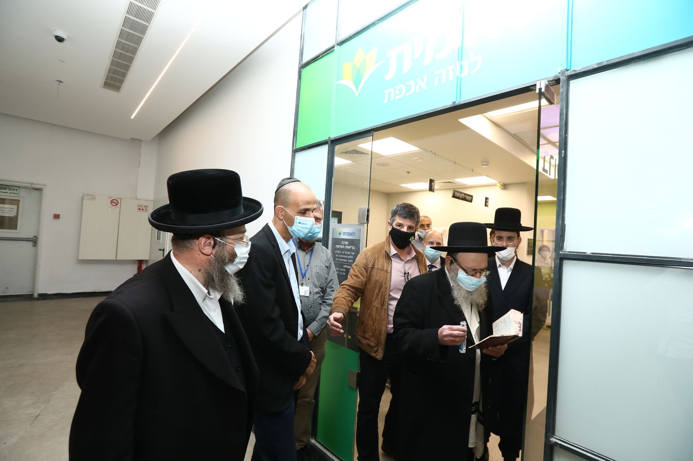 ביום שני השבוע נערך במקום טקס קביעת מזוזות אותו כיבד בנוכחותו הרה"ג נפתלי נוסבוים