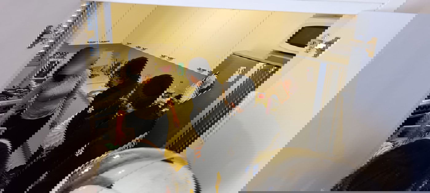 צפו: עובדת זרה תועדה גונבת כסף ותכשיטים