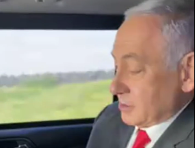 נתניהו עם הנייד הטיפש