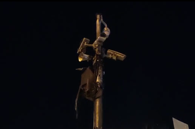 מצלמות הביטחון ב'כיכר השבת' - הוצתו וניזוקו; צפו