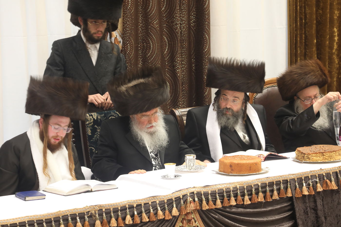 שמחת החתונה בחצרות תולדות אהרן-מישקולץ