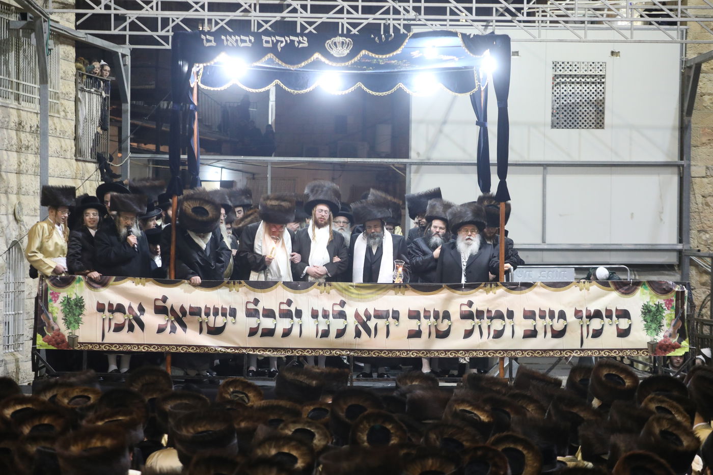 שמחת החתונה בחצרות תולדות אהרן-מישקולץ